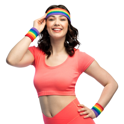 Set aus 3 Schweißbändern in Regenbogenfarben, bestehend aus 1 Stirnband und 2 Armbändern.