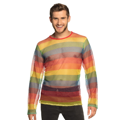 Een lachende man draagt een donkere spijkerbroek met erop een doorschijnend visnet shirt met lange mouwen in de kleuren van de regenboog.