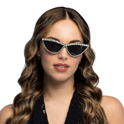 Vrouw draagt een zwarte cat-eye bril met een opvallend montuur, volledig afgezet met glinsterende strass steentjes. Ideaal als glamour accessoire voor feestjes of themafeesten.