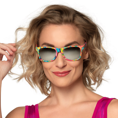 Een vrolijke partybril met een frame in allerlei vrolijke kleurtjes en donkere glazen.