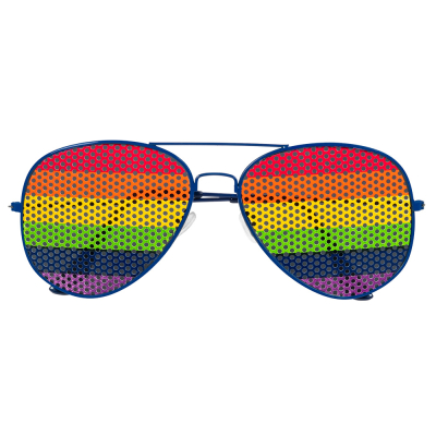 Een piloten feestbril met een dun donkerblauw frame en regenboog gestreepte glazen met gaatjes erin.