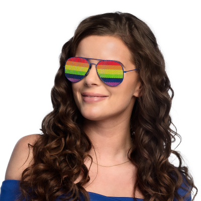 Eine Pilotenbrille mit dünnem dunkelblauem Gestell und eine regenbogenfarbig gestreifte Brille mit Löchern in den Gläsern.