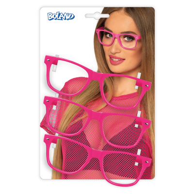 Vrouw met een neon roze bril zonder glazen op en een retro trainingspak aan. Naast haar zijn 3 neon roze brillen afgebeeld. 