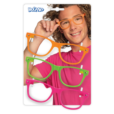 Vrouw met neon groene bril op, naast haar staat een man met een neon oranje bril op. Beide brillen zijn zonder glazen. Links van het stel zie je 3 neon brillen in groen, oranje en geel.