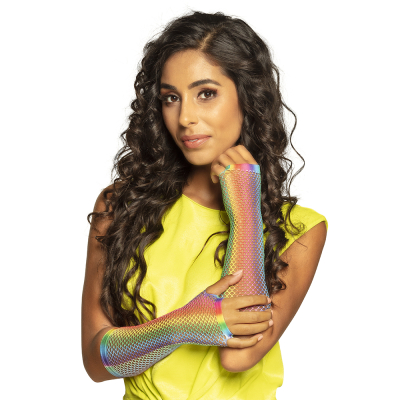 2 armen over elkaar met beide vingerloze elleboog visnethandschoenen in de kleuren van de regenboog.