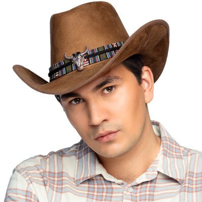 Un homme portant une chemise � carreaux en flanelle est coiff� d'un chapeau de cow-boy marron avec une bande de tissu � motif Far West et une t�te de taureau argent�e en guise de d�tails.