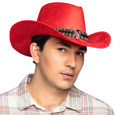 Un homme portant une chemise � carreaux en flanelle est coiff� d'un chapeau de cow-boy rouge avec une bande de tissu � motif Far West et une t�te de taureau argent�e en guise de d�tails.
