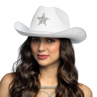 Vrouw draagt een witte cowboyhoed met een glinsterende zilveren ster op de voorkant en een rand versierd met strass-steentjes. Perfect voor themafeesten zoals cowboy & western party�s, een countryfestival of een foute party waar je wilt opvallen met een s