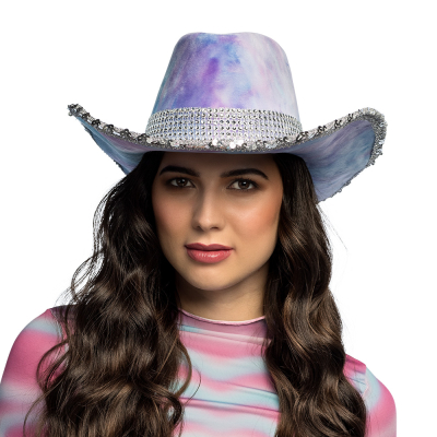 La femme porte un chapeau de cow-boy lilas/bleu en velours avec un large bord richement d�cor� de strass scintillants. Id�al pour le carnaval, les festivals, les f�tes � th�me ou un enterrement de vie de jeune fille o� vous voulez briller de mille feux.