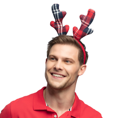 Man met een rode kerst diadeem met een elandgewei van geruite stof op zijn hoofd.