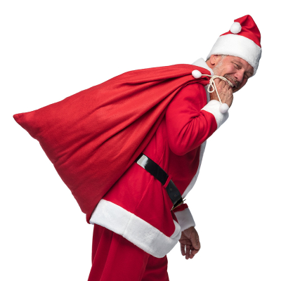 Man in kerstmanpak draagt een rode kerstzak gevuld met cadeaus over zijn schouder.