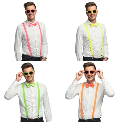 4 foto's van een man met een witte blouse met een donkere spijkerbroek aan en op elke foto draagt hij een accessoireset, met partybril, vlinderstrik en bretels, in een andere neon kleur.