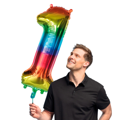 Regenboogkleurige folieballon in de vorm van het cijfer 1.