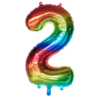 Regenboogkleurige folieballon in de vorm van het cijfer 2.