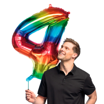 Regenbogenfarbener Folienballon in Form der Ziffer 4.