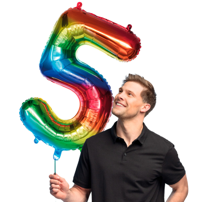 Regenboogkleurige folieballon in de vorm van het cijfer 5.
