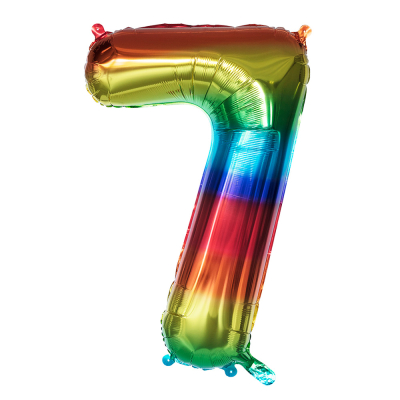 Regenboogkleurige folieballon in de vorm van het cijfer 7.