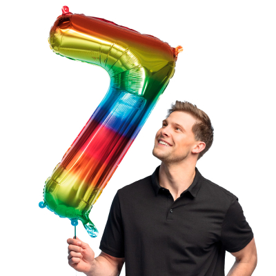 Regenboogkleurige folieballon in de vorm van het cijfer 7.