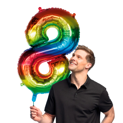 Regenboogkleurige folieballon in de vorm van het cijfer 8.