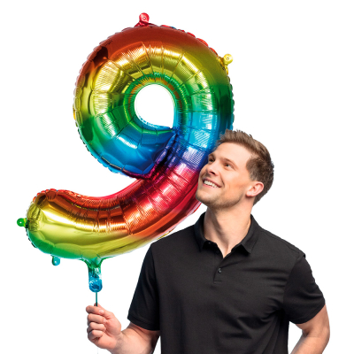 Regenbogenfarbener Folienballon in Form der Zahl 9.