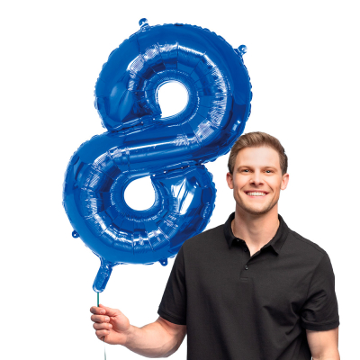 Blauer Folienballon in Form einer Zahl 8.