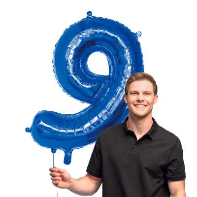 Blauer Folienballon in Form einer Ziffer 9.