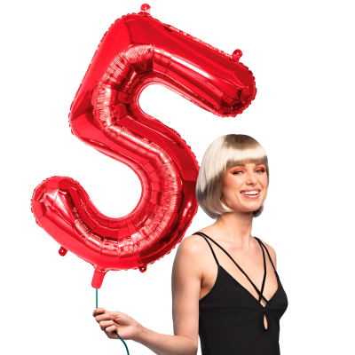 Roter Folienballon in Form einer Zahl 5.