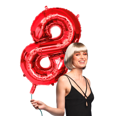 Roter Folienballon in Form einer Zahl 8.
