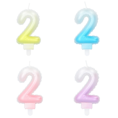 4 taartkaarsjes in pastelkleuren en in de vorm van een 2 met een prikkertje. De kleuren zijn geel, blauw, roze en lila en hebben een kleurverloop naar wit.