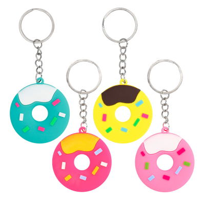4 sleutelhangers in de vorm van een donut met sprinkels met allemaal een andere kleurencombinatie: turqoise, geel, lichtroze en fel roze.