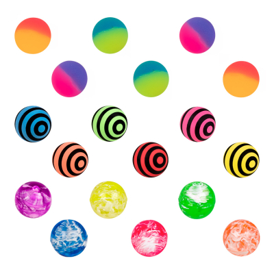 18 stuiterballetjes in verschillende kleuren en 3 verschillende designs: tweekleurig, gestreept en marmer motief.