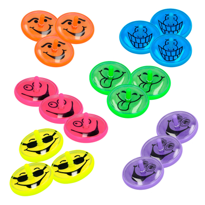 18 glimlachende tolletjes met verschillende gezichtjes en kleuren: oranje, roze, geel, groen, paars en blauw.