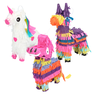 Ein Sortiment kleiner Pi�atas, bestehend aus einem wei�en Einhorn, einem bunten Esel und einer mehrfarbigen Lama-Pi�ata