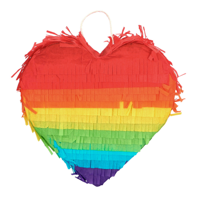 Pinata in de vorm van een hart in regenboogkleuren.