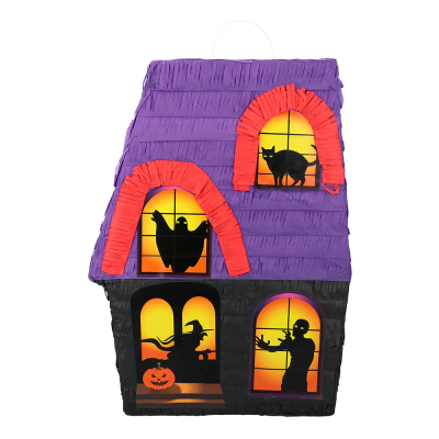 Eine Pi�ata, die wie ein Spukhaus aussieht, mit einem lila Dach und mehreren Fenstern, die Halloween-Monster wie eine Hexe, einen Zombie, einen Geist und eine schwarze Katze zeigen.