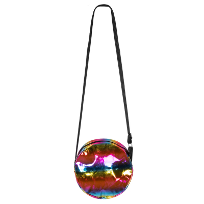 Een ronde schoudertas met een holografische regenboogkleur en een zwarte verstelbare band.