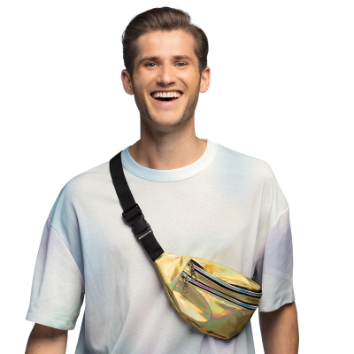 Man draagt een goudkleurig heuptasje schuin over zijn borst.