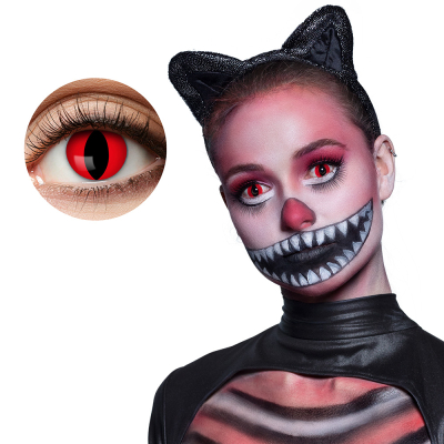 Oog met Halloween lens in rood met zwart in vorm van een kattenoog.