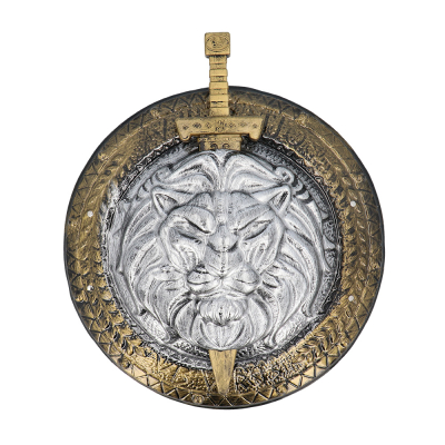 Ensemble d'armes accessoires composé d'un bouclier en or avec une grande tête de lion en argent au centre et d'une épée en or glissée derrière le bouclier.