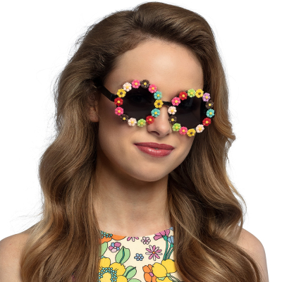Vrouw met ronde hippie bril met zwarte glazen en gekleurde bloemetjes rondom.