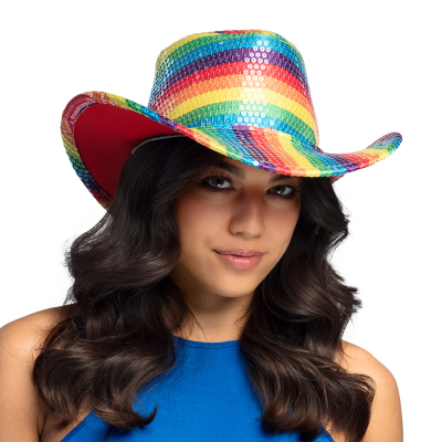Chapeau de cow-boy de la Fierté aux couleurs de l'arc-en-ciel et avec des paillettes brillantes.
