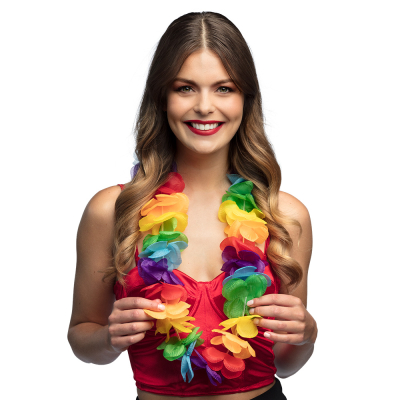 Vrouw met een grote hawaikrans om haar nek in regenboog Pride stijl.