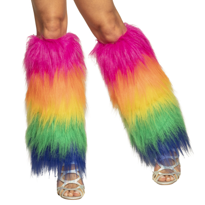2 jambes portant des jambières en fourrure aux couleurs de l'arc-en-ciel.