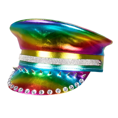 Een holografische regenboogkleurige kapiteinspet met glimmende steentjes en zilverkleurige spikes op de kap.