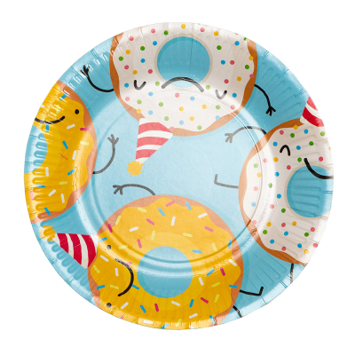 Een lichtblauw papieren bordje met erop gele en witte donuts met lachende gezichtjes en feesthoedjes op.
