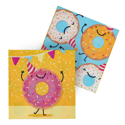 2 papieren servetten met op de voorkant een gele achtergrond met een feestende roze donut met feesthoedje en op de achterkant een blauwe achtergrond met witte en gele lachende donuts met feesthoedjes.