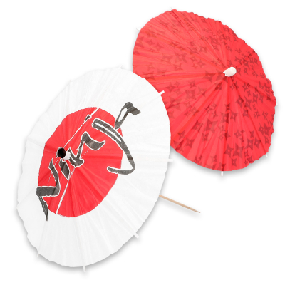 Wei�er Cocktail-Sonnenschirm mit Text Ninja auf rotem Kreis und daneben ein roter Cocktail-Sonnenschirm mit Aufdruck von Wurfsternen.