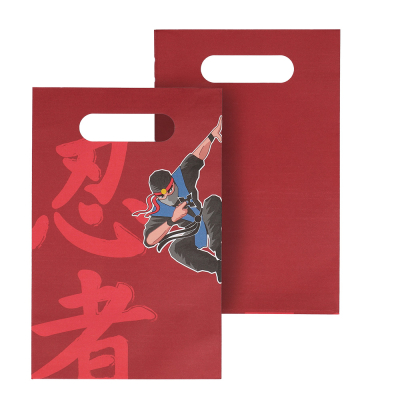 2 rote Papiertragetaschen mit Henkel: eine Tasche ist einfarbig rot, die andere hat einen Aufdruck mit einem coolen Ninja und japanischen Schriftzeichen.