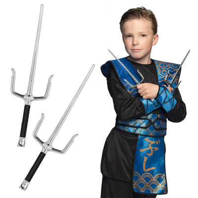 Jongetje in ninja kostuum met 2 plastic ninja sais in zijn handen, daarnaast staan deze ninja sais ook nog los weergegeven.