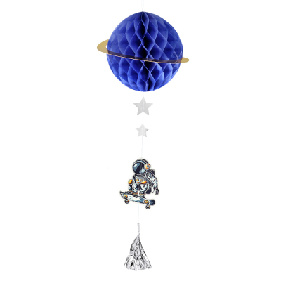 D�coration bleue en nid d'abeille avec un astronaute, des �toiles et un pompon argent� suspendu.